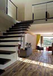 Escalier Dans Hall D Entree Maison Avec Mezzanine Recherche Google Idee Deco Salon Deco Salon Maison Bois