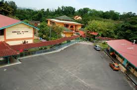 Sekolah ini terletak di bandar tun razak, dan dikelilingi beberapa sekolah premier dan maktab. Sekolah Menengah Teknik Kuala Lumpur Wiki Kronis F