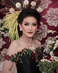 Kontraksi  sunting  penyingkatan untuk memendekkan kata (mengurangi jumlah suku kata). Jarang Terekspos 7 Inspirasi Make Up Dan Busana Adat Pernikahan Perempuan Dayak Ngaju Ini Begitu Mewah Dan Menawan