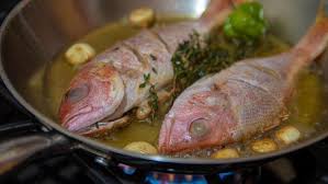 Masukkan ikan bawal ke dalam adonan tepung. Kiat Menggoreng Ikan Agar Minyak Tak Meletup