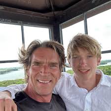 Vocalist seeking musicians to form country band in Shawnee