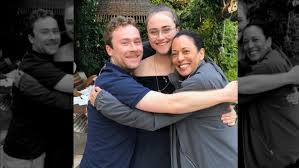 La semana pasada ella emhoff se convirtió en el centro del foco mediático, en la toma de posesión a sus 21 años , la hija de doug emhoff y su primera esposa kerstin, triunfa en instagram con sus. Kamala Harris Relationship With Her Stepchildren