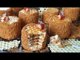 Mini Orosz Mezes Sutemeny Tele Edesseggel Medovik Recept Youtube Russischer Honigkuchen Biskuitboden Backen Honigkuchen