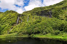 À ses 141,4 km2 de superficie répartis sur deux municipalités, santa cruz et lajes, s'ajoute la sympathie de ses habitants. Voyagement Votre Acores La Sauvage Ile De Flores
