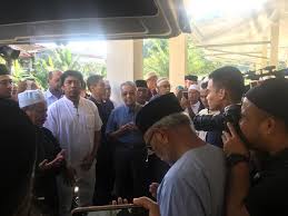 Born 4 november 1943) is a malaysian politician who was member of parliament (mp) for the selayang from 1978 to 1982 and kuala kangsar constituency from 1982 to 2013. Dr Mahathir Ziarah Jenazah Zainuddin