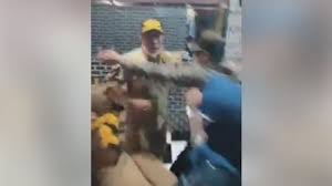 Tangkapan layar petugas oknum satpol pp gowa adu mulut hingga terhajadi ketegangan dengan atas kejadian itu, pasangan suami istri pemilik warung kopi resmi melaporkan oknum satpol pp ke. T6xdcqd Hafvvm