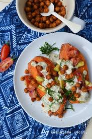 Gebackene Susskartoffeln Und Kichererbsen Mit Avocado Salsa Und Tahinisauce Katharina Kocht Rezepte Gebackene Susskartoffel Kichererbsen