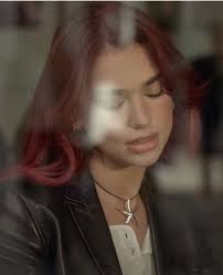 Dua Lipa usa Tiffany & Co. em video clipe de "Training Season"