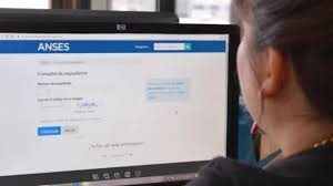 El programa de ingreso familiar de emergencia primeramente se encuentra dirigido a un estimado de 1.780.000 hogares que se beneficiarán los datos de cada familia están contenidos en el registro social de hogares y las consultas se harán online contando con el número de run y la clave única. Como Me Debo Inscribir Para El Ingreso Familiar De Emergencia Radio Eme