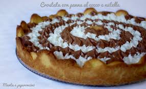 La ghiotta torta ranieri fatta di un pan di spagna al cioccolato, farcita con panna montata fresca e un variegato di crema nutella da laboratorio. Crostata Con Panna Al Cocco E Nutella Ricetta Dolce