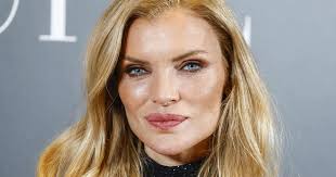 Clara Cervera, maquilladora, advierte: "El clásico ojo envuelto de raya  arriba y abajo potencia la caída de párpado y enfatiza la mirada cansada"