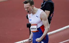 Her setter karsten warholm ny verdensrekord i300 meter hekk på 33,26 sekunder. Karsten Warholm Verdensrekord Karsten Warholm Satte Verdensrekord
