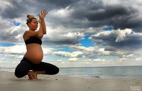 Who Says You Can T Practice Yoga Pregnant Amazing Slideshow Yoga Para Gestantes Exercicios Para Gestantes Fotografia Gestante