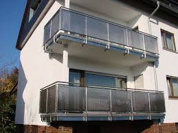 Edelstahl Balkongelander Mit Staben Lochblech Glas Trespa Meteon Werzalit Zierstaben Gebogene Gelan Balkongelander Edelstahl Balkongelander Glas Handlauf