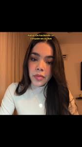 Kenia Haciendo Un Corazón