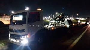 Batida entre caminhão-guincho e carro deixa 2 mortos na rodovia Anhanguera