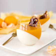 La panna cotta bicolore è un grande classico della pasticceria, qui declinato in doppia versione, a base di vaniglia e in un intramontabile cioccolato, un dolce al cucchiaio che non passa mai di moda. Panna Cotta Con Gelee Al Mandarino Valentina Bakery