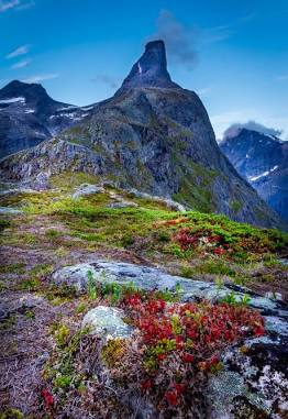 Romsdalshorn: The birthplace of Norwegian mountaineering., generat per IA