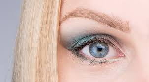 Bei braunen augen setzen grüne nuancen ein ausdrucksvolles statement. Blaue Augen Schminken Anleitung Schminktipps Fur Blaue Augen T4f