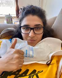 A little update, I'm back home 💖 Here's some photos (and a video with my  mom's incredible commentary 😂) from the past two days, starting with my  pre-op enthusiasm to me now