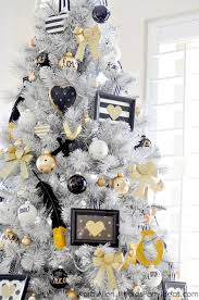 Traditional christmas decorations are typically green, red, and white, but other colors like gold have also become popular. 20 Chic Black Gold White Holiday Christmas Decorations