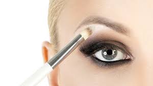 Apply a gel pencil eyeliner in black right along the lower lash waterline and smudge slightly. 5 Tutorials To Teach You How To Apply Eyeshadow Properly