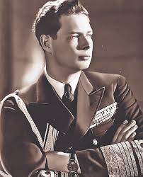 În 25 octombrie 2011, regele mihai ţine un discurs istoric în parlamentul româniei, iar la câţiva ani, în martie 2016, reprezentanţii casei regale a româniei au anunţat îmbolnăvirea sa şi retragerea din viaţa publică. Povestea Ceasului Purtat La ManÄƒ Decenii La Rand De Regele Mihai Care Este Valoarea Acestuia Foto Libertatea