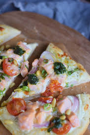 Mit tomaten und kräutern schmeckt. Lachs Pizza Mit Dill Basilikum Tomaten Und Roten Zwiebeln Salmon Pizza With Dill Basil Tomatoes And Red Onion Pizzatime Pizza Lachs Salmon 10 Knusperstubchen