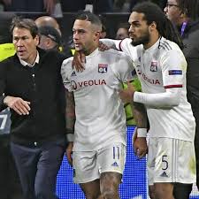 Memphis depay (ol), zlatan ibrahimovic (psg) et anthony mounier (ol, ogcn et mhsc) : Memphis Depay Critique Apres Avoir Pose Avec Un Felin Dans Un Appartement