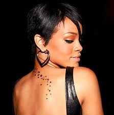 13,822 likes · 1 talking about this. Tatouages De Rihanna Le Tatouage Mode Original Rihanna Tatouage Tatouage Nuque Tatouage Rihanna