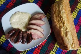 Sos ardelenesc cu hrean bunatati din maramures 330g este un sos 1 natural, potrivit a fi servit alaturi de preparate din carne alba (peste, miel, pui) si. CostiÈ›e Cu CarnaÈ›i È™i Sos De Hrean Demaramu Ro
