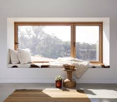 Comment Creer Une Banquette Cosy Pres D Une Fenetre Amenagement Maison Deco Maison Fenetre Interieure