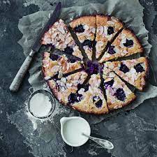 Arstidens Nemmeste Dessert Bestar Af En Sod Dej Med Marcipan Masser Af Friske Brombaer Og Hvid Chokolade Mad Ideer Dessertopskrifter Brombaer