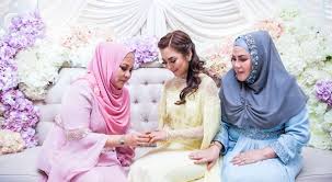 Ye lah sya tu cinta pandang pertama dia, apatah lagi sya gadis yang berjaya memikat hati hafiy anak saudara yang dianggap seperti anak sendiri selepas hafiy menjadi. Mawar Rashid Kini Bergelar Tunang Raf Yaakob Selebriti Online