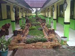 Pada ujian akhir nasional 2005 ada ribuan siswa yang tidak lulus dan terpaksa mengikuti ujian ulang. Dekorasi Taman Sekolah Kumpulan Dekorasi Terlengkap