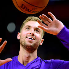 Lakers News: Lakers sign Travis Wear to 10-day contract