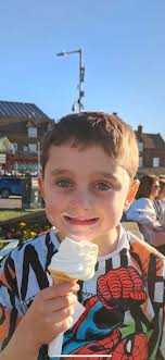 Can anyone help merge these 2 separate pictures into one so both in same  picture