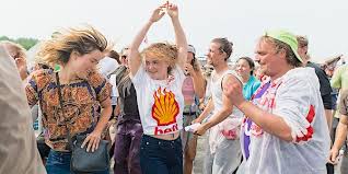 Milieudefensie sleept shell voor de rechter. Klimaatzaak Milieudefensie En Shell Wordt Maatschappelijke Krachtmeting