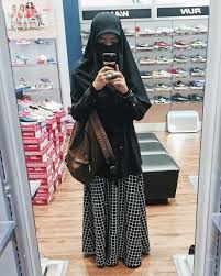 Melansir dari retailgazette, desain toko atau ritel membantu menceritakan sebuah merah ataupun produk mencari tampilan desain toko kecil unik? Desain Toko Jilbab Minimalis Cek Bahan Bangunan