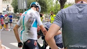 Chris froome is trying to become the fifth rider to win a record five tour de frances. Chris Froome Crashes Ahead Of Giro D Italia Stage 1 Time Trial Flobikes