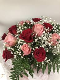Rosa rossa con gocce d'acqua sui petali. Mazzo Di Fiori Con Rose Rosse E Rose Rosa Eshop Bardin Gardencenter