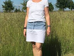 Vielleicht kannst du die beine abkürzen, die nähte innen entlang der jeans auftrennen und wieder als rock zusammennähen. Jeans Nein Rock Upcycle Deine Alte Jeans Zu Einem Tollen Jeansrock Bastelrado