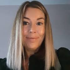 Karen Waring's Instagram, Twitter & Facebook