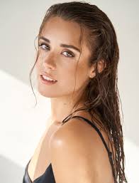 Caroline Wilde's Instagram, Twitter & Facebook