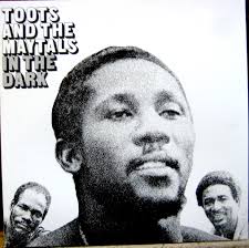 Spinning some beloved Sunday vinyl ☺