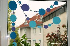 Schnelle Fensterdeko In Blau Wundeschone Blaue Girlande Fasching Basteln Fenster Fasching Basteln Mit Kindern Fasching Basteln
