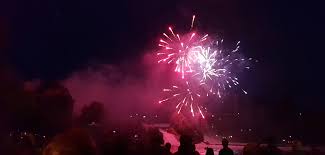 Denn in der gesamten schweiz finden diese festlichkeiten statt. 12 000 Schauten Sich Das Feuerwerk Am Rheinfall An Top Online