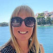 Hi, I'm not very familiar with the area just yet and was wondering if  there's any pumpkin patches that have a cafè/ farm shop that's not too far  out to visit 😄