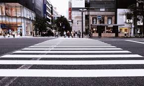 Tak jarang masih terlihat orang menyebrang sembarangan dan tidak pada jalurnya . Tempat Penyeberangan Selain Zebra Cross Bahasan Id