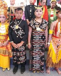 8 baju adat nusa tenggara timur ntt beserta gambar dan 20 04 2019 di provinsi nusa tenggara timur memiliki beberapa suku adat yang tentu memiliki keunikan dan keragaman budaya tidak. Pin Di Baju Adat Ntt